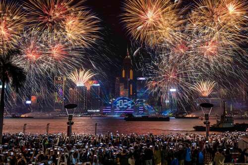 Get ready to ring in the new year in Hong Kong🎆! On New Year’s Eve, Victoria Harbour will transform into a stunning stage for the city's largest countdown fireworks celebration. A dazzling 12-minute extravaganza themed “The Symphony of Happiness”, featuring new spectacular effects, colours and techniques, will usher in 2025 with a bang. Check out eight recommended vantage points and follow Brand Hong Kong Facebook to watch the fireworks live. https://www.discoverhongkong.com/eng/what-s-new/events/new-year-countdown.html  Mock-up photos: Discover Hong Kong  #hongkong #brandhongkong #asiasworldcity #festivehk #NewYear #countdownfireworks #megaevents #megaHK