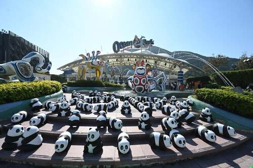 A world of panda joy! Adorable giant panda sculptures, the largest exhibition of its kind in Hong Kong, arrived at #OceanPark, the home of 6 real-life giant pandas today (Dec 21). Visitors can spend a weekend of panda-themed fun surrounded by the cute sculptures, panda-themed installations, as well as the new "Panda Wonders: An Illuminated Journey", a panda-themed fantasy realm where light and shadow dance in harmony. Don't forget to say "Merry Christmas" to the new panda duo An An and Ke Ke at the Hong Kong Jockey Club Sichuan Treasures.  AllRightsReserved PANDA GO 香港遊  Photos 6 - 7: 香港海洋公園 Ocean Park Hong Kong  #hongkong #brandhongkong #asiasworldcity #panda #megaevents #megaHK #PANDAGOFESTHK