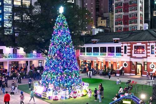 祝世界各地的朋友們聖誕快樂！一同感受香港歡樂的節慶氛圍，與摯愛親朋分享佳節喜悅。🎅  #香港 #香港品牌 #亞洲國際都會 #聖誕快樂