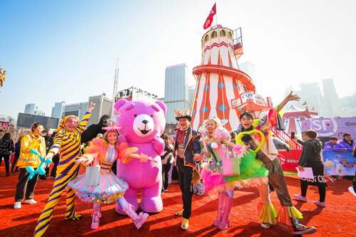 Ready to ride! The biggest ever AIA Carnival has started its two-month run at the Central Harbourfront (until Feb 16), adding thrills and excitement to the festive season in Hong Kong. Celebrating its 10th Birthday in the city, this year’s edition features 28 rides, over 30 popular game booths and electrifying entertainment of live music alongside the breathtaking World Circus. Get ready for the excitement of Asia’s world city. 🎉  https://www.aiacarnival.com/  #hongkong #brandhongkong #asiasworldcity #AIACarnival #WorldCircus