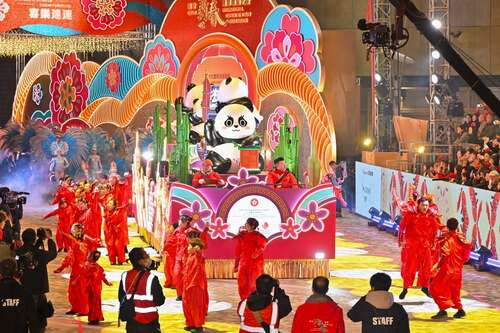 Amazing Hong Kong night parade welcomes the #YearOfTheSnake! 🎊🎉Thousands of spectators lined the streets of Tsim Sha Tsui in Kowloon to watch the annual Cathay International Chinese New Year Night Parade, spreading luck and joy on the first day of the Chinese New Year (Jan 29). Featuring dazzling floats and stunning performances from local and global artists, the parade showcased Hong Kong’s vibrancy as Asia's events capital. Follow Brand Hong Kong to share the festive atmosphere. Kung Hei Fat Choy! 🧧🧧  #hongkong #brandhongkong #asiasworldcity #festivehk #megaevents #megaHK #YearofTheSnake #CathayInternationalChineseNewYearNightParade