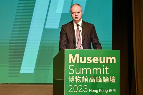 A BRAVE NEW FUTURE FOR MUSEUMS 🏛️  A total of 35 directors and senior executives of museums and arts and cultural institutions from 16 countries have spoken at the #MuseumSummit2023* (Mar 24-25) on how 21st century digital applications, virtual realities and AI transform and enhance the museum experience. The hot topics drew a record-high number of about 2,000 participants and an overwhelming response of over 12 million online views, underlining Hong Kong's role as an East-meets-West centre for international cultural exchange. Follow us @brandhongkong to keep track of the many arts and cultural events throughout the year!   探索博物館創新趨勢🏛️  35位來自全球16個國家博物館和文化機構的領導及高層代表，在「#博物館高峰論壇2023」（3月24-25日）台上分享真知焯見，共同探討21世紀的數碼技術、虛擬實境以至人工智能如何提升博物館訪客的體驗。論壇*吸引破紀錄約2,000名参與者及逾12萬在線觀看次數，印證香港作為 #中外文化藝術交流中心 的地位。追蹤 @brandhongkong，緊貼香港文化藝術盛事！  @lcsdplusss @uffizigalleries  *Organised by HKSAR's Leisure and Cultural Services Department in association with Italy's Gallerie degli Uffizi. *由康樂及文化事務署主辦、意大利烏菲茲美術館協辦  #hongkong #brandhongkong #asiasworldcity #artsandculture #MuseumSummit #香港 #香港品牌 #亞洲國際都會 #文化藝術 #博物館高峰論壇