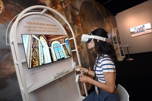 WELCOME TO VIRTUAL VERSAILLES 👀🏰  The world’s first virtual exhibition of France’s historic Palace of Versailles has arrived at the #HongKongHeritageMuseum (till Jul 9), giving visitors an extraordinary sensory experience of this World Heritage Site, which dates back 400 years. The "Virtually Versailles" exhibition uses latest technology and creative know-how to bring sights, sounds and smells of the palace, wowing visitors and promoting international cultural exchange during the annual #FrenchMay Arts Festival in the city.   暢遊虛擬凡爾賽宮 👀🏰  全球首個凡爾賽宮虛擬展覽現正於 #香港文化博物館 舉行（至7月9日），透過數碼媒體和互動裝置，將視、聽和嗅覺等多重感官刺激融入展覽場景，締造沉浸式感官體驗，帶領觀眾穿越400年歷史，置身世界文化遺產法國凡爾賽宮，一窺宮殿的輝煌璀燦。「#虛擬凡爾賽宮之旅」展覽為今年「#法國五月藝術節」的活動之一，運用先進科技推動文化交流，展現創意。  #hongkong #brandhongkong #asiasworldcity #artsandculture #PalaceofVersailles #香港 #香港品牌 #亞洲國際都會 #文化藝術 #凡爾賽宮