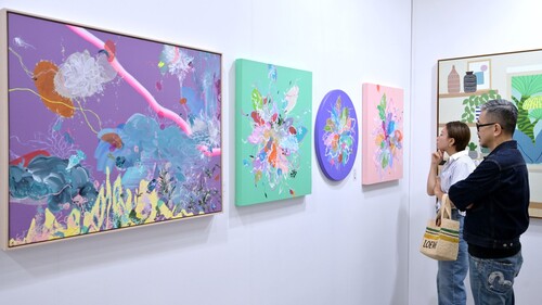 AFFORDABLE ART TREASURES FOR ALL 🎨  Is this the best place to start your art journey? Budding collectors and emerging artists converged at the @affordableartfairhk (May 18-21), which aims to promote the accessibility of art. This 10th edition of the fair drew 93 galleries from 15 countries and regions and showcased works of 270 brand-new artists at the Hong Kong Convention and Exhibition Centre. With prices starting from around $1,000 (US$128), the fair has become a launchpad for art enthusiasts and talents to explore the unlimited potential of contemporary art.  踏上藝術尋寶之旅 🎨  你有興趣收藏藝術品嗎？今屆Affordable Art Fair（5 月 18 日至 21 日）適逢10周年，展會秉承一貫普及藝術的精神，讓大眾發掘藝術收藏的樂趣。博覽會於香港會議展覽中心舉行，場內匯聚 15 個不同國家和地區共93 間畫廊，270 位藝術家新秀首次參展，作品起價約 1,000 港元（128 美元），是新晉藏家和藝壇新星發掘當代藝術無限潛力的絕佳場合。  #hongkong #brandhongkong #asiasworldcity #artsandculture #contemporaryart #AffordableArt #AffordableArtFair #AffordableArtFairHK #AAFHK #香港 #香港品牌 #亞洲國際都會 #文化藝術 #當代藝術