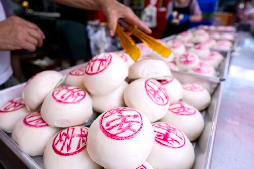 【A BUNDLE OF FESTIVE FUN! ☀️】 The "ping on" (or "peace") bun is one of the symbols of the festival.  【歡慶長洲太平清醮！☀️】 「#平安包」是太平清醮的標記之一。  📍 Cheung Chau Bun Festival | 長洲太平清醮  #hongkong #brandhongkong #asiasworldcity #traditionalculture #CheungChauBunFestival #Festive #香港 #香港品牌 #亞洲國際都會 #傳統文化 #長洲太平清醮 #節慶
