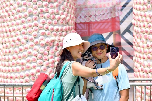 【A BUNDLE OF FESTIVE FUN! ☀️】 Visitors capture a joyful moment under the bun tower.  【歡慶長洲太平清醮！☀️】 遊客在包山下拍照留影。  📍 Cheung Chau Bun Festival | 長洲太平清醮  #hongkong #brandhongkong #asiasworldcity #traditionalculture #CheungChauBunFestival #Festive #香港 #香港品牌 #亞洲國際都會 #傳統文化 #長洲太平清醮 #節慶