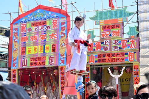 【A BUNDLE OF FESTIVE FUN! ☀️】 Children wearing colourful costumes are carried aloft on floats.  【歡慶長洲太平清醮！☀️】 小孩穿上色彩鮮艶的服裝，站在支架上穿梭大街小巷。  📍 Cheung Chau Bun Festival | 長洲太平清醮  #hongkong #brandhongkong #asiasworldcity #traditionalculture #CheungChauBunFestival #Festive #香港 #香港品牌 #亞洲國際都會 #傳統文化 #長洲太平清醮 #節慶