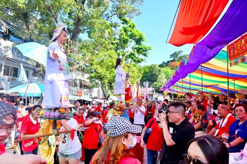 【A BUNDLE OF FESTIVE FUN! ☀️】 The Floating Colours parade of the Cheung Chau Festival features an array of traditional costumes and cheerful atmosphere.  【歡慶長洲太平清醮！☀️】 傳統服裝和熱鬧的節慶氛氛是長洲太平清醮飄色巡遊的特色。  📍 Cheung Chau Bun Festival | 長洲太平清醮  #hongkong #brandhongkong #asiasworldcity #traditionalculture #CheungChauBunFestival #Festive #香港 #香港品牌 #亞洲國際都會 #傳統文化 #長洲太平清醮 #節慶