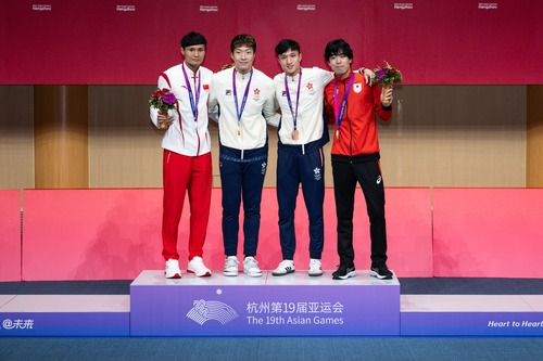 Oar-some start for Hong Kong at the Asian Games! Hong Kong athletes bagged 7 medals on the first day of competition in Hangzhou (24 Sep), including 2 golds 🥇 (*1) and 5 bronze 🥉 medals (*2). It places the city in 4th position in the medals table on day 1, while the first three places were taken by China [20 gold, 7 silver & 3 bronze]; Korea [5 gold, 4 silver & 5 bronze]; and Japan [2 gold, 7 silver & 5 bronze]. Let's cheer for the athletes! Follow us to keep track of the Games! 🎉🎉🎉  (*1)	Rowers Lam San-tung (@lamsantungg) and Wong Wai-chun (@xchun0122) celebrate winning Hong Kong’s first gold medal, in the Men’s Pairs event while Olympic fencing champ Cheung Ka-long (@cheungkalonggggg) took the Men’s Foil Individual gold medal.  (*2)	Bronze medals went to fencers Ryan Choi (@ryanchoiiiii) (Men’s Individual Foil) and Vivian Kong (@vmwkong) (Women’s Epee Individual), wushu athlete Chen Suijin (Taijijian Wushu) and swimmer Siobhan Haughey (@siobhanhaughey01) (50m breaststroke) while the women’s swimming team picked up bronze in the 4x100m freestyle relay.   [杭州亞運] 中國香港代表團首日(9月24日)出戰杭州亞運告捷，獲得2金 🥇(*1)5銅🥉(*2)共7面獎牌，其中香港劍手張家朗首奪亞運冠軍，為香港劍壇寫下新一頁。優良戰績使中國香港在首日(9月24日)榮登亞運獎牌榜第四位，位居中國 [20金、7銀、3銅]、韓國 [5金、4銀、5銅] 及日本 [2金、7銀、5銅] 之後。恭喜得獎健兒！歡迎追蹤香港品牌，緊貼更多亞運盛事！  (*1) 賽艇運動員林新棟 @lamsantungg 及王瑋駿 @xchun0122 於男子雙人單槳賽勇奪香港首面金牌，劍擊運動員張家朗 (@cheungkalonggggg) 亦於男子花劍個人賽奪金。  (*2) 劍擊運動員蔡俊彥 (@ryanchoiiiii) 及江旻憓 (@vmwkong) 分別於男子花劍個人賽及女子重劍個人賽奪得銅牌、武術運動員陳穗津於女子太極拳太極劍全能項目摘下銅牌、游泳運動員何詩蓓 (@siobhanhaughey01) 於女子50米蛙泳賽奪得銅牌，泳隊亦於女子4x100米自由泳接力賽奪銅。  Photos 相片提供： @sfoc_hk   #hongkong #brandhongkong #asiasworldcity #dynamichk #AsianGames #SportyCity  #SupportHKAthletes #HKAthletes  #HangzhouAsianGames #AsianGames2023 #香港 #香港品牌 #亞洲國際都會 #活力澎湃 #杭州亞運  #杭州第19屆亞運會 #亞運會 #香港運動員 #同心撐港隊