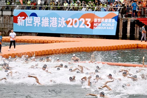 Taking the plunge🏊💦! The 2023 @NewWorldHarbourRace on Nov 12 saw the return of the elite international race and the introduction of a new category for swimmers from the Greater Bay Area. Together with other local participants totalling 3,000, they completed the 1-km distance swim from Wanchai to Tsim Sha Tsui. Kaiki Furuhata and Hanao Kato from Japan clocked 14’43.9 and 15’46.3 respectively, triumphing in the Men’s and the Women’s International Racing Group respectively. Congrats to all the participants! 👏  www.hkharbourrace.com  #hongkong #brandhongkong #asiasworldcity #dynamichk #NewWorldHarbourRace #VictoriaHarbour