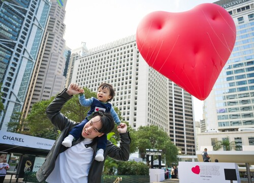 Love is all around us🫶! Created by acclaimed UK designer @AnyaHindmarch and presented in Asia for the first time by @HKDesignCentre, the #ChubbyHearts installation launched today (Feb 14) and will appear at locations across the city until Feb 24, to celebrate the season of romance with one and all! Happy Valentine's Day. ❤️  情人節快樂❤️！由香港設計中心呈獻、英國著名設計師 Anya Hindmarch 構思的巨型飄浮紅心 #ChubbyHearts 首次來到亞洲，今日（至2月14日）在中環登場，#ChubbyHearts 亦會在全港多個地點「快閃」（至2月24日），為大家帶來充滿愛的創意驚喜。🫶  #hongkong #brandhongkong #asiasworldcity #megaevents #megaHK #CHUBBYheartsHK #CHUBBYhearts #HongKongDesignCentre #HKDC #MegaACEFund #香港 #香港品牌 #亞洲國際都會 #盛事之都 #盛事香港 #香港設計中心 #文化藝術盛事基金