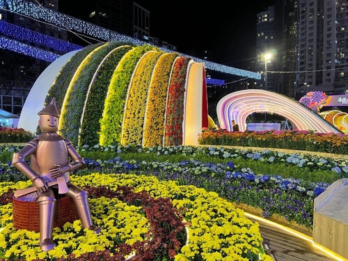 The Wizard of Oz garden offers a spectacular view as night falls. ✨  晚上的《綠野仙蹤》園圃別具特色。✨  📍 Hong Kong Flower Show 2024 | 香港花卉展覽 2024 🌷 @lcsdplusss 🔎www.hkflowershow.hk/en/hkfs/2024/index.html  #hongkong #brandhongkong #asiasworldcity #megaevents #megaHK #flowershow2024 #angelonia #FloralJoyAroundTown #香港 #香港品牌 #亞洲國際都會 #藝術與文化 #盛事之都 #盛事香港 #花展2024 #香彩雀 #雀躍全城
