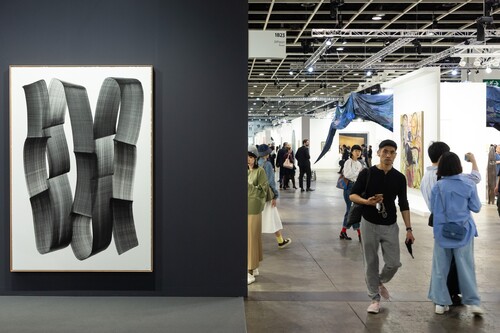 @ArtBasel HK, Asia’s preeminent art fair, returns to the Hong Kong Convention and Exhibition Centre next week (Mar 28-30, preview on Mar 26-27), bringing together 243 leading galleries from 40 countries and territories. With an astonishing diversity of art from the Asia-Pacific and beyond, ranging from established masters to emerging talents, Art Basel HK is a much-anticipated event for the month-long #ArtMarch in Hong Kong. ✨Check out some of the highlights:   ▫️“Encounters” showcases 16 artworks of expansive sculptures and installations. ▫️“Insights” features 20 galleries with a strong focus on Asia and the Asia-Pacific region. ▫️“Discoveries” is dedicated to solo presentations of emerging artists by 22 galleries. ▫️“Kabinett” stages thematic presentations within galleries’ booths, comprising a record high of 33 projects. ▫️“Conversations” offers 11 panels for attendees to learn from key figures in art and culture. ▫️“Film” features 10 inspiring screenings.  Learn more: https://www.artbasel.com/hong-kong  亞洲首屈一指的藝術大展——#巴塞爾藝術展香港展會 將於下周（3月28-30日，預展期：3月26-27日）在香港會議展覽中心舉行。展覽匯聚242間來自40個國家及地區的頂尖藝廊，呈現極其多元的藝術作品，涵蓋亞太及其他地區，既有享負盛名的大師之作，亦有新晉藝術家作品。巴塞爾藝術展香港展會為香港「#藝術三月」萬眾期待的盛事✨，展會亮點：   ▫️「藝聚空間」由16 件大型雕塑和裝置組成。 ▫️「亞洲視野」展示20間藝廊，聚焦亞洲及亞太區的作品。 ▫️「藝術探新」由22間藝廊策展，展示新晉藝術家的作品。 ▫️「策展角落」藝廊內設置主題式個展，共呈獻 33個項目，數量為歷來之冠。 ▫️「與巴塞爾藝術展對話」舉辦11場對談節目， 參加者可了解文化藝術界重點人物的獨特見解。 ▫️「光映現場」播放10 件具啟發性的錄像作品。  了解更多： https://www.artbasel.com/hong-kong?lang=zh_CN  #hongkong #brandhongkong #asiasworldcity #megaevents #megaHK #ArtMarch #artfair #ContemporaryArt #ArtBaselHK2024 #香港 #香港品牌 #亞洲國際都會 #盛事之都 #盛事香港 #藝術三月 #藝術展 #當代藝術 #ArtBaselHK2024