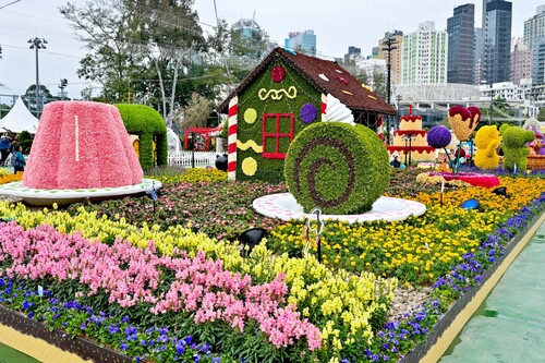 A blooming good show🌸! The Hong Kong Flower Show 2024 (Mar 15-24) opened last week with some 420,000 flowers on display, including about 40,000 angelonias (Angel Flower)🪻. Visitors can also enjoy fragrant East-meets-West fairy tales through vibrant landscapes depicting popular stories such as The Journey to the West and The Wizard of Oz🌼✨. Don't forget to take a selfie in front of our Brand Hong Kong floral wall!😊📸  春暖花開，雀躍全城🌸 年度賞花盛事 #香港花卉展覽（3月15-24日）於上周揭幕，約42萬株花卉同場盛開，包括約4萬株主題花香彩雀🪻。取材自《西遊記》及《綠野仙蹤》的園林造景更讓遊人沉浸在芬芳馥郁的中西方童話故事世界🌼✨。記得到 Brand Hong Kong 的主題花牆打卡留念！😊📸  🌷 @lcsdplusss 🔎www.hkflowershow.hk/en/hkfs/2024/index.html  #hongkong #brandhongkong #asiasworldcity #megaevents #megaHK #flowershow2024 #angelonia #FloralJoyAroundTown #香港 #香港品牌 #亞洲國際都會 #藝術與文化 #盛事之都 #盛事香港 #花展2024 #香彩雀 #雀躍全城