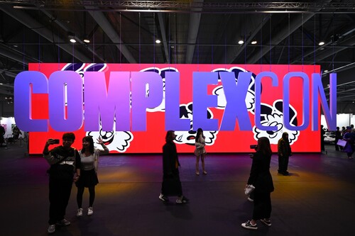 Shout-out to the first-ever @ComplexCon in Hong Kong (Mar 22-24)! ComplexCon made its Asian debut at @AsiaWorldExpo, uniting the best of urban culture, entertainment, and a host of pop culture icons. The live performances had enthusiastic fans on their feet all night, with a spectacular music line-up that included rapper 21 Savage, AOMG artists, 3Cornerz and a number of rising Asian hip-hop artists. This 3-day event was not just a celebration of pop culture🎤, but also a perfect complement to Hong Kong’s #ArtMarch! ✨  首場 #ComplexCon香港（3月22日至24日）於亞洲國際博覽館 @asiaworldexpo 圓滿舉行，活動匯聚極具特色的流行文化展覽、各式娛樂節目，以及多位國際知名的潮流藝術家，更有現場演唱會，表演嘉賓包括饒舌歌手21 Savage、多位AOMG旗下歌手、3Cornerz和一眾亞洲新晉嘻哈歌手🎤，讓出席樂迷大飽耳福。為期3日的ComplexCon不單是城中一場潮流盛事，更為香港「#藝術3月」增添藝術氣息✨。  @complexchinese   #hongkong #brandhongkong #asiasworldcity #megaevents #megaHK #ComplexCon #hiphop #香港 #香港品牌 #亞洲國際都會 #盛事之都 #盛事香港 #ComplexCon #嘻哈