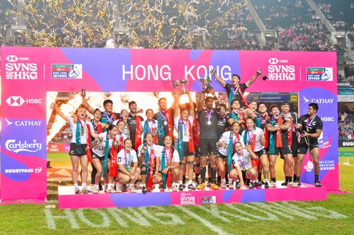 Fantastic finale😎! The @HKSEVENS (Apr 5-7) returned to its glorious best as New Zealand retained their men's and women's Cup titles while local heroes Hong Kong overcame Japan to win the Melrose Claymores men’s competition and the women finished runners-up to China in front of a full-house crowd. 🎉 Celebrating its 30th anniversary at the Hong Kong Stadium, the three-day tournament welcomed a total of more than 100,000 spectators who danced to tunes from Cantopop stars @Lolly.Talk, reggae legends @TheWailersOfficial, rocker @ArnelPineda2007 and more.  精彩決戰😎！#香港七人欖球賽（4 月 5 日至 7 日）再創輝煌，新西蘭男、女子球隊在決賽中成功衛冕，而本地薑香港隊在全場爆滿觀眾吶喊聲下擊敗日本隊，贏得 Melrose Claymores 男子組冠軍，女子組則不敵中國隊，屈居亞軍。為期三天的比賽共錄得超過 10 萬名觀眾，在粵語流行音樂組合 Lolly Talk、雷鬼傳奇樂隊 The Wailers、搖滾歌手 Arnel Pineda 等歌聲中載歌載舞，一起慶祝香港七欖在香港大球場舉行 30 周年。🎉  #hongkong #brandhongkong #asiasworldcity #megaevents #megaHK #hkrugby #Rugby #香港 #香港品牌 #亞洲國際都會 #盛事之都 #盛事香港 #香港國際七人欖球賽 #七欖 #HK7s