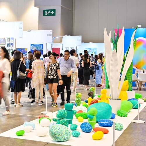 Are you a budding art collector😎? The @AffordableArtFairHK 2024 (May 16-19) has returned to the Hong Kong Convention and Exhibition Centre with the theme of "I am an art collector", offering thousands of artworks from 97 local and international exhibitors all priced under HK$100,000 for buyers on a budget. If you are looking for emerging artists, starting a collection, decorating your home or planning an interesting family-friendly day out, the Affordable Art Fair is the place to be! 🙌  藝術迷機不可失😎！Affordable Art Fair 2024（5月16至19日）重臨香港會議展覽中心，今屆以「敢賞．敢藏」為主題，展出來自97間本地及國際畫廊數千件價格相宜的藝術品，全部定價均在港幣$10萬以下，為新手藏家提供好機會。不論你正在發掘藝壇新星作品或是開始建立收藏、計劃裝飾家居或尋找家庭日周末好去處，Affordable Art Fair也是絕佳場合，一起踏上藝術之旅🙌！  🔎https://affordableartfair.com/fairs/hong-kong/  #hongkong #brandhongkong #asiasworldcity #artsandculture #AffordableArtFair #megaevents #megaHK #香港 #香港品牌 #亞洲國際都會 #藝術與文化 #AffordableArtFair #盛事之都 #盛事香港