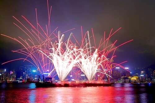 A dazzling pyrotechnic display illuminated Victoria Harbour yesterday (May 1) to mark Labour Day and celebrate the start of the "Golden Week" holiday on the Mainland. It is the first in a series of monthly pyrotechnic displays and drone shows, presented in tandem with the nightly Symphony of Lights show, to delight locals and visitors alike. 🎆Find out more: https://www.discoverhongkong.com/hk-tc/what-s-new/harbour-nightscape-spectacle.html  絢麗奪目的煙火表演昨夜（5月1日）閃耀維多利亞港，迎接內地「五一黃金周」假期。由五月起，在特定節日和大型活動期間，海上煙火及無人機表演會搭配「幻彩詠香江」進行，讓市民和旅客感受香港夜景醉人之美。🎆了解更多： https://www.discoverhongkong.com/hk-tc/what-s-new/harbour-nightscape-spectacle.html  #hongkong #brandhongkong #asiasworldcity #fireworks #pyrotechnics #goldenweek #香港 #香港品牌 #亞洲國際都會 #五一黃金周 #煙火