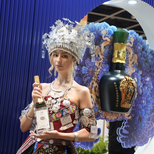 Champagne moment🥂! For the first time since the pandemic, Vinexpo Asia (May 28-30), one of the world's premier wine industry events, has returned to Hong Kong to uncork the latest business opportunities in the region, especially Mainland China. Gathering over 1,000 producers from 35 countries and regions, the event provides an estimated 10,000 visitors a chance to sample the latest t astes, trends and networking opportunities. Cheers!  舉杯暢飲🥂！世界頂級葡萄酒和烈酒盛會之一Vinexpo Asia（5月28至30日）疫情後首次重臨香港，重點發掘亞州區內特別是中國內地市場的商機。是次展覽會雲集逾1,000家來自35個國家及地區的生產商，預計為約10,000名訪客提供品嚐新釀、互相交流及緊貼行業趨勢的機會。  #hongkong #brandhongkong #asiasworldcity #artsandculture #Vinexpo #wine #香港 #香港品牌 #亞洲國際都會 #藝術與文化 #Vinexpo #葡萄酒