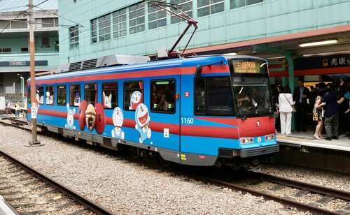 Catch a ride with Doraemon & Friends🔔! The first-ever Doraemon-themed station and trains decked out with images of the popular feline cartoon icon are providing a 'purrfect' build-up to the much-anticipated “100% DORAEMON & FRIENDS” exhibition at the Avenue of Stars (Jul 13 – Aug 11). Climb aboard at the Light Rail Siu Hong Stop and enjoy an 'unfurgettable' journey. 🚈📸  與多啦A夢和好友同遊香港🔔！首個多啦A夢主題月台和主題列車登陸香港🚈，以色彩繽紛的主題海報及裝飾迎接「100%多啦A夢&FRIENDS」巡迴特展（7月13日至8月11日），讓大家率先感受多啦A夢帶來的歡樂氣氛。記得把握機會到輕鐵兆康站「打卡」，與親朋好友共聚美好時光📸！  @arr.allrightsreserved   #hongkong #brandhongkong #asiasworldcity #megaevents #megaHK #Doraemon #香港 #香港品牌 #亞洲國際都會 #盛事之都 #盛事香港 #多啦A夢