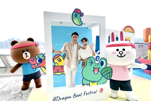 Line-up for summer fun🌞! The popular @LINEFRIENDS_hkg characters are ready to meet and greet people at the Avenue of Stars along the Tsim Sha Tsui harbourfront, as excitement builds ahead of this weekend's action-packed Hong Kong International Dragon Boat Races (Jun 15-16). Visitors can also enjoy 7 photo hotspots and 10 food stalls offering refreshments at the new “Summer Chill Food Lane” (Jun 8-16). Have a chillaxing weekend! 🍦🍹  齊來與 @LINEFRIENDS_hkg 共度盛夏歡樂時光🌞！人氣角色 LINE FRIENDS 登陸尖沙咀星光大道，迎接 #香港國際龍舟邀請賽（6月15至16日），市民和旅客觀賞精彩賽事之餘，更可到訪7大打卡位及全新「嚐味當夏美食街」（6月8至16日）的10個攤檔，享受冰爽滋味餐飲🍦🍹。  ⛱️ @discoverhongkong  #hongkong #brandhongkong #asiasworldcity #TuenNg #VictoriaHarbour #megaevents #megahk #LINEFRIENDS #DragonBoatFestival #dragonboatraces #香港 #香港品牌 #亞洲國際都會 #端午節 #維多利亞港 #盛事之都 #盛事香港 #LINEFRIENDS #龍舟賽