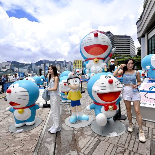 Reignite your childhood curiosity with Doraemon this summer☀️! The “100% DORAEMON & FRIENDS” @doraemon100_tour , one of the world's largest Doraemon exhibitions, is making its first stop in Hong Kong from tomorrow (Jul 13 - Aug 18) with the world's tallest inflatable Doraemon (12-metres tall) sculpture as well as a magnificent 100-meter-long “Blue Carpet” with comic-style standees. The much-loved Doraemon will use his new secret gadget, “100% Friends-Calling Bell” to summon fans from around the world to the city's famous landmarks: Avenue of Stars, Tsim Sha Tsui Harbourfront and K11 MUSEA. Get ready for the "call" and prepare to rediscover your inner child🔔!   Learn more:  https://doraemon100.com/en   今夏，齊來踏入多啦A夢的魔幻世界，燃亮童趣及好奇心☀️！全球最大型多啦A夢展覽之一「100%多啦A夢&FRIENDS」巡迴特展 @doraemon100_tour 將於明日（7月13日）在香港首站展開旅程，呈獻全球最高的12米巨型多啦A夢充氣雕塑、100米長漫畫化人形立牌「藍」地毯。多啦A夢更會帶上新登場特別法寶「100%朋友召喚鈴」，召集全球好友齊聚香港地標星光大道、尖沙咀海濱及K11 MUSEA，全城響應「召喚」迎接多啦A夢熱潮🔔！  了解更多： https://doraemon100.com/map  @arr.allrightsreserved   #hongkong #brandhongkong #asiasworldcity #dynamichk #megaevents #megaHK #DORAEMON100 #DORAEMON #香港 #香港品牌 #亞洲國際都會 #盛事之都 #盛事香港 #多啦A夢
