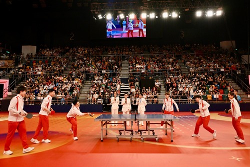 Good show! Members of China’s national team from the #ParisOlympics showed off their sports skills and talent in front of an audience of over 2,600 during a gala show at Hong Kong's Queen Elizabeth Stadium last night (Aug 30). Demonstrations of table tennis, badminton and skateboarding as well as dancing and singing performances wowed the spectators.  內地奧運健兒展英姿！#巴黎奧運 內地奧運健兒代表團昨晚（8月30日）出席在灣仔伊利沙伯體育館舉行的 #奧運健兒大匯演 ，分批參與乒乓球、羽毛球競技比試、滑板、舞蹈等精彩演出，更大展歌喉，與全場逾2,600名觀眾共渡難忘的晚上。  #hongkong #brandhongkong #asiasworldcity #MainlandOlympians #MainlandOlympiansGalaShow #athletes #香港 #香港品牌 #亞洲國際都會 #國家隊 #奧運健兒大匯演 #運動員