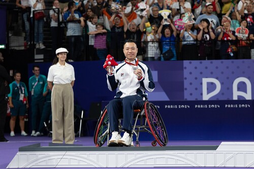 Silver strike🥳! Congrats to Chan Ho-yuen on winning the silver medal for Hong Kong, China in the badminton men's singles WH2 final, bagging the team's sixth medal so far at the #ParisParalympicGames.  勇奪銀牌🥳！恭喜羽毛球運動員陳浩源於男子WH2級單打賽事摘銀，為中國香港隊於今屆 #巴黎殘奧會 取得第6面獎牌。  Courtesy of China Hong Kong Paralympic Committee 圖片由中國香港殘疾人奧委會 @hkparalympiccommittee  #hongkong #brandhongkong #asiasworldcity #paralympics #ParisParalympicGames #silvermedal #香港 #香港品牌 #亞洲國際都會 #殘疾人奧運會 #巴黎殘奧會