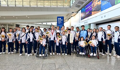 Many happy returns🎉! After their awesome performances at the #ParisParalympicGames, members of the Hong Kong, China team (swimming, badminton, table tennis, wheelchair fencing, equestrian, archery) arrived back home this morning (Sep 10). Among the group were athletes who contributed to the city’s haul of 8 medals (3 gold, 4 silver, 1 bronze), making it one of the best returns by Team Hong Kong, China at the Paralympics in recent years. Congratulations and welcome home to our heroes👏!  熱烈歡迎回港🎉！中國香港隊成員（游泳、羽毛球、乒乓球、輪椅劍擊、馬術及射箭），包括部分獎牌得主今早（9月10日）從 #巴黎殘奧會 返抵香港。今次港隊奪得8面獎牌（3金、4銀、1銅），成績斐然，歡迎一眾為港爭光的運動員回港👏！  #hongkong #brandhongkong #asiasworldcity #paralympics #ParisParalympicGames #silvermedal #香港 #香港品牌 #亞洲國際都會 #殘疾人奧運會 #巴黎殘奧會