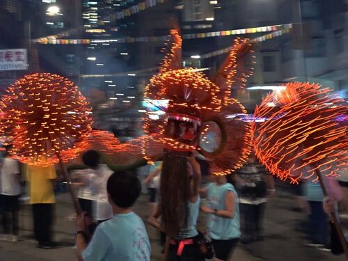 Fire Dragon dances again🔥🐉! Sparkling and crackling with thousands of incense sticks, the century-old Tai Hang Fire Dragon (Sep 16-18) led by 300 performers and for the first time accompanied by a 20-metre LED version carried by kids, weaved its way around Causeway Bay ending at Victoria Park on the night of the Mid-Autumn Festival (Sep 17). The Wan Chai harbourfront area will also host a themed drone show to celebrate the moon festival tonight. 🌕🎆  龍騰起舞賀中秋🔥🐉！擁有百年歷史的 #大坑舞火龍 一連3晚（9月16-18日）舉行，插滿線香的火龍在300位健兒的引領下，穿梭於大坑大街小巷，今年更首次加入長達20米的LED「小火龍」，由小朋友舞動，為節日增添熱鬧氣氛。大坑舞火龍表演將於中秋節晚上（9月17日）「舞」入維多利亞公園，而灣仔海濱亦會舉行中秋節無人機表演，伴隨明月照亮維港，與巿民歡度中秋佳節🌕🎆。  #hongkong #brandhongkong #asiasworldcity #ArtsandCulture #CustomsandHeritage #MidAutumnFestival #FireDragonDance #TaiHang #MidAutumnDroneShow #香港 #香港品牌 #亞洲國際都會 #藝術與文化 #節慶與文化 #中秋節 #大坑舞火龍 #中秋節無人機表演