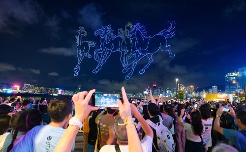 A dazzling night with 1,500 drones lighting up Victoria Harbour🐎✨! Stunning images of majestic horses inspired by legendary Chinese painter Xu Beihong, together with the leaping lions, iconic trams and our adorable Hong Kong panda family delighted thousands of spectators along the harbourfont (Sep 28). Follow @brandhongkong for more National Day-themed celebrations. 👏  馬騰盛世閃耀維港🐎✨！1,500架無人機上周六（9月28日）在灣仔海濱夜空舞動，展現國畫大師 #徐悲鴻 筆下的駿馬，還有飛躍雄獅、經典電車、香港大熊貓家族等圖案，吸引大批市民與旅客樂聚維港，喜迎國慶👏。追蹤香港品牌 @brandhongkong 緊貼更多國慶黃金周精彩活動。  #hongkong #brandhongkong #asiasworldcity #NationalDay #VictoriaHarbour #droneshow #GallopingHorsesintheSky #香港 #香港品牌 #亞洲國際都會 #國慶 #維多利亞港 #無人機表演 #香港馬騰盛世