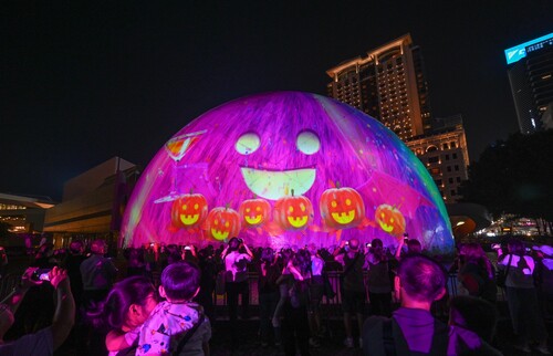 Get ready for a spellbinding Hong Kong Halloween🎃! See the Hong Kong Space Museum 3D Celestial Projections of 5 ghostly characters each night till Oct 31. Party lovers can enjoy spooktacular Halloween vibes at the Hong Kong Wine & Dine Festival at the Central Harbourfront (Oct 23 - 27). Look out for the ghostly tram in Hong Kong Island and pumpkin-themed ice cream trucks illuminated with devilish décor plying Causeway Bay, Tsim Sha Tsui and Mong Kok, and don’t miss out on the spooky party tram performance on Hong Kong Island on Oct 31.  全城狂歡哈囉威🎃！由即日起至10月31日，香港太空館每晚均上演3D光雕匯演，有5款可愛幽靈與市民及旅客共度佳節。大家亦可到中環海濱參與「香港美酒佳餚巡禮」（10月23至27日），以舌尖同享節日氣氛。同時亦可在港島尋找「哈囉威香港」發光主題電車的蹤跡，在銅鑼灣、尖沙咀及旺角尋找限定「南瓜雪糕車」打卡，或在10月31日萬聖夜在港島欣賞派對電車巡遊表演，盡慶而歸！  Photo 4 | 圖片4: @discoverhongkong  #hongkong #brandhongkong #asiasworldcity #cosmopolitanhk #HongKongHalloween #Halloween2024 #WineandDine #3DCelestialProjections #香港 #香港品牌 #亞洲國際都會 #都會生活 #哈囉威香港 #萬聖節2024 #香港美酒佳餚巡禮 #3D光雕匯演