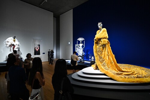 Get to know the mastermind behind Rihanna’s eye-catching gown The Yellow Queen, that she wore to the 2015 Met Gala. Guo Pei, a celebrated Chinese fashion designer, is presenting her visionary creations at Hong Kong’s @mplusmuseum. Guo Pei: Fashioning Imagination (till Apr 6, 2025) is her first major exhibition in East Asia, featuring more than 40 haute couture loaned from Guo’s atelier Rose Studio. Come and learn about the creator’s ground-breaking fashion expression, illustrious career, and how she pioneers the aesthetics of contemporary Asian dress.  還記得Rihanna在2015年Met Gala晚會亮相時驚艷全場的金黃色繡袍《黃皇后》嗎？齊來香港M+博物館，了解這件禮服背後的傳奇創作者。「郭培：藝想天開」（至2025年4月6日）是中國著名時尚藝術家郭培在東亞地區的首個大型作品展，呈獻40多件由郭氏高級定製時尚工作室「玫瑰坊」借出的時尚藝術作品，探討這位高級定製大師破格創新的時尚演繹、顯赫事業生涯，以及她對當代亞洲衣冠文化所帶來的審美突破。  #hongkong #brandhongkong #asiasworldcity #artsandculture #GuoPei #fashion #MplusMuseum #香港 #香港品牌 #亞洲國際都會 #藝術與文化 #郭培 #時尚