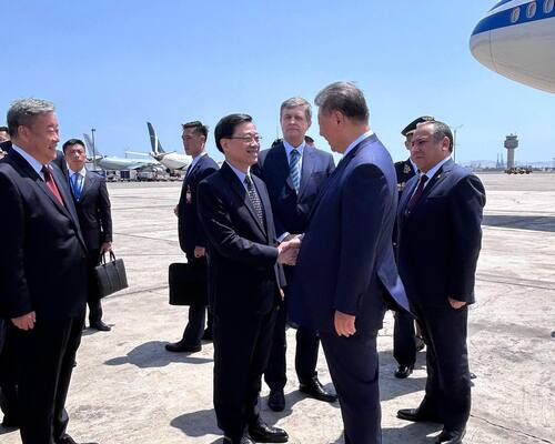 A journey to Peru! Chief Executive John Lee kicked off his Lima visit (Nov 13) by meeting the Minister of Energy and Mines of Peru, Romulo Mucho Mamani. The following day, Mr Lee greeted President Xi Jinping (Nov 14) at the airport in Lima ahead of the Asia-Pacific Economic Cooperation (APEC) Economic Leaders’ Meeting. Mr Lee also visited a textile company in Peru and attended a dinner with Hong Kong, China’s representative to the APEC Business Advisory Council to exchange views.   1. Chief Executive John Lee (second left) begins his visit in Lima, Peru. He (Nov 14) welcomes President Xi Jinping (second right), who arrives to attend the APEC Economic Leaders’ Meeting and visit Peru. 2. Chief Executive John Lee (second left) arrives in Lima, Peru (Nov 13) and being greeted by the Minister of Energy and Mines of Peru, Romulo Mucho Mamani (third right), at the airport. 3. Chief Executive John Lee (second left) and the Minister of Energy and Mines of Peru, Romulo Mucho Mamani (second right) at the airport in Lima (Nov 13). 4. Chief Executive John Lee (centre) visits a renowned company specialising in alpaca fibres in Peru (Nov 14) to explore opportunities for co-operation between Peruvian companies and Hong Kong companies.  秘魯之旅啟程！行政長官李家超展開利馬訪問行程（11月13日），會見秘魯能源和礦業部長羅慕洛．穆喬。翌日（11月14日），李家超到機場迎接到秘魯出席亞太區經濟合作組織（亞太經合組織）領導人非正式會議的國家主席習近平先生，隨後到秘魯的紡織品企業參觀，並與亞太經合組織商貿諮詢理事會中國香港代表交流餐敍。   1.行政長官李家超（左二）展開秘魯利馬訪問行程，11月14日到機場迎接到秘魯出席亞太區經濟合作組織領導人非正式會議並進行訪問的國家主席習近平（右二）。 2. 行政長官李家超（左二）抵達秘魯利馬（11月13日），秘魯能源和礦業部長羅慕洛．穆喬（右三）到機場迎接 。 3. 行政長官李家超（左二）與秘魯能源和礦業部長羅慕洛．穆喬（右二）在機場合照（11月13日）。 4. 行政長官李家超（中）參觀秘魯著名的羊駝紡織品企業（11月14日），探討推動秘魯企業和香港企業合作的商機。   #hongkong #brandhongkong #asiasworldcity #APEC #Peru #香港 #香港品牌 #亞洲國際都會 #APEC #亞太經合組織 #秘魯