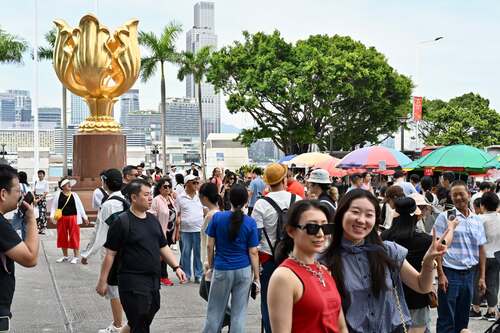 Good news! From December 1, the multiple-entry Individual Visit Scheme for Shenzhen permanent residents will be resumed, while eligible individuals will be expanded to also include Shenzhen non-permanent residents holding residence permits. Under the new arrangement, more than 10 million Shenzhen residents would be eligible to visit Hong Kong, injecting fresh momentum into the city’s tourism, catering and retail industries.  https://www.info.gov.hk/gia/general/202411/29/P2024112900305.htm   好消息！由12月1日起，深圳市戶籍居民赴香港「一簽多行」個人遊簽注將會恢復，而且「一簽多行」個人遊簽注會擴展至持居住證的深圳市非戶籍居民。在新安排下，合資格獲「一簽多行」簽注的深圳居民將增至過千萬，進一步為香港的旅遊、餐飲和零售等行業注入新動能。  https://www.info.gov.hk/gia/general/202411/29/P2024112900190.htm   #hongkong #brandhongkong #asiasworldcity #travel #multipleentry #shenzhen #香港 #香港品牌 #亞洲國際都會 #跨境出行 #一簽多行 #深圳