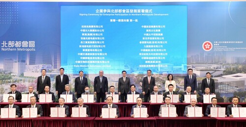 Business sector support for Hong Kong's new growth engine! More than 80 enterprise representatives signed a memorandum of understanding on supporting and participating in the massive Northern Metropolis development at a signing ceremony (Nov 29). At the same time, 35 of the enterprise representatives also signed agreements among them to collaborate in the Northern Metropolis development, with a total investment of over $100 billion.  https://www.info.gov.hk/gia/general/202411/29/P2024112900648.htm  北部都會區將成為香港增長的新引擎！逾80間企業代表上星期五（11月29日）在企業參與北部都會區發展簽署儀式上簽署支持和參與北都發展的意向書，同場有35間企業代表簽署企業之間與北都發展有關的項目協議，總投資金額逾1,000億元。  https://www.info.gov.hk/gia/general/202411/29/P2024112900647.htm  #hongkong #brandhongkong #asiasworldcity #NorthernMetropolis #enterprise #香港 #香港品牌 #亞洲國際都會 #北部都會區 #企業