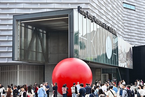 Last call to catch the Red Ball in Hong Kong📢! #RedballProject (Dec 6 -15) wraps up this weekend, after vising famous landmarks in Kowloon and Hong Kong Island. On the 48th stop of its world tour, this innovative artwork has helped to spread cheer and provide plenty of instagrammable moments across the city, so don't miss this last chance to enjoy the Red Ball experience before it bounces out of Hong Kong on Dec 15. 🔴👀  ▫️Thursday, 12 December (11am - 6pm) | Jardine House, Central ▫️Friday, 13 December (11am - 6pm) | Blake Pier, Stanley ▫️Saturday, 14 December (11am - 6pm) | Model Boat Pool, Victoria Park, Causeway Bay ▫️Sunday, 15 December (11am - 6pm) | Lion's Point View Pavilion, The Peak, Central  紅球香港遊最後倒數📢！#紅球計劃（12 月 6 日至 15 日）已暢遊多個港九地標，將於本周末結束世界巡展第48站的旅程。這件藝術作品創意非凡，吸引大批觀眾駐足打卡，在城內散播歡樂。紅球將於12月15日完成展出後離開香港，快把握最後機會，尋找紅球的的蹤跡！🔴👀  ▫️12月12日星期四（早上11時–下午6時） | 中環怡和大廈 ▫️12月13日星期五（早上11時–下午6時） | 赤柱卜公碼頭 ▫️12月14日星期六（早上11時–下午6時） | 銅鑼灣維多利亞公園模型船池 ▫️12月15日星期日（早上11時–下午6時） | 中環山頂獅子亭  https://redballproject.com/cities/hongkong/  #hongkong #brandhongkong #asiasworldcity #BODWInTheCity #artsandculture #RedBallProject #RedBallHongKong #KurtPerschke #streetart #香港 #香港品牌 #亞洲國際都會 #藝術與文化 #紅球計劃 #紅球香港巡展 #街頭藝術