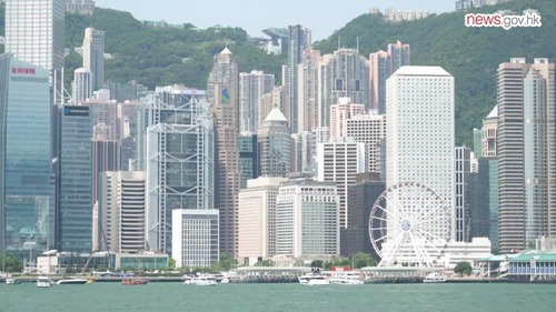 A record number of 9,960 firms with parent companies located outside Hong Kong had operations in the city in 2024, a 10% increase on the previous year, according to the latest annual survey. Director-General of Investment Promotion Alpha Lau said the figures demonstrate that Hong Kong's business environment has fully regained its strong growth momentum following the COVID-19 pandemic, while some companies with headquarters in Hong Kong believe that the city has clear advantages as a hub for capital, talent and technology. Find out why they choose to set up or expand their businesses in Hong Kong.  https://www.news.gov.hk/eng/2024/12/20241220/20241220_165104_676.html  根據最新調查結果，今年有香港境外母公司的駐港公司達9,960間，較去年上升約一成，創歷史新高。投資推廣署署長劉凱旋指，調查結果顯示香港在疫情後已全面恢復良好的經濟增長；有在香港設立總部的公司亦形容，香港作為一個資金、人才和技術的聚集地，優勢顯而易見。一起細聽為何企業選擇來港設立或擴展業務。  https://www.news.gov.hk/chi/2024/12/20241220/20241220_165104_676.html  🎥: @newsgovhk @govnews.hk  #hongkong #brandhongkong #asiasworldcity #InvestHK #HeadquartersEconomy #香港 #香港品牌 #亞洲國際都會 #投資推廣署 #總部經濟