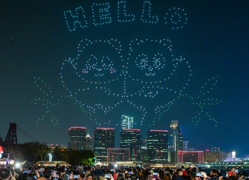 Spectacular drone show with pyros lights up the Hong Kong sky✨! Set against the backdrop of Victoria Harbour, around 1,000 drones created eye-catching formations of giant pandas over the West Kowloon Cultural District this evening (Dec 28), bringing a dazzling display to spectators and wrapping up the first phase of Hong Kong's largest panda-themed exhibition PANDA GO! FEST HK.🐼  煙火無人機匯演照亮香港夜空✨！香港首場無人機搭載煙火表演今晚（12月28日）在西九文化區舉行，在維多利亞港夜景映襯下，約1,000架無人機交織出生動活潑的大熊貓圖案🐼，為觀眾帶來一場獨特的視覺盛宴，亦為全港最大型熊貓主題展覽《PANDA GO！香港遊》的首輪展覽畫上圓滿句號。  #hongkong #brandhongkong #asiasworldcity #panda #droneshow #megaevents #megaHK #PANDAGOFESTHK #香港 #香港品牌 #亞洲國際都會 #大熊貓 #無人機表演 #盛事之都 #盛事香港 #pandago香港遊 @arr.allrightsreserved @pandago_fest