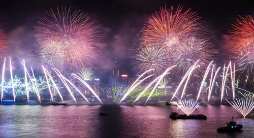 Happy New Year! 🎉🎊A brilliant countdown fireworks display over Hong Kong's iconic Victoria Harbour, themed The Symphony of Happiness, ushered in the New Year, as thousands flocked to see the 12-minute spectacle (Dec 31). @brandhongkong wishes all our friends around the globe a happy and prosperous 2025!  新年快樂！維港在跨年夜晚（12月31日）上演長達12分鐘的煙花音樂匯演「幸福樂章」，以絢爛奪目的光影盛宴與香港市民和遊客迎接新一年來臨。香港品牌 @brandhongkong 與全世界同迎新歲，敬祝各位2025年平安喜樂、幸福安康！🥳🥳  #hongkong #brandhongkong #asiasworldcity #megaevents #megaHK #2025 #fireworks #HappyNewYear #香港 #香港品牌 #亞洲國際都會 #盛事之都 #盛事香港 #2025煙花匯演 #新年快樂