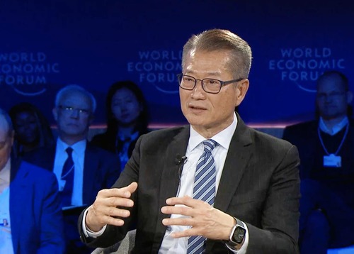 Before wrapping up his visit to Davos, Switzerland (Jan 23) for the World Economic Forum (WEF) Annual Meeting, Hong Kong’s Financial Secretary Paul Chan joined a panel discussion on the risks of financial fragmentation amid rising geopolitical tensions, where he highlighted Hong Kong’s robust financial system and financial innovation. At another meeting, he spoke on promoting investment in climate projects. Mr Chan also took the opportunity to discuss strengthening bilateral investment and trade relations with officials of Saudi Arabia and Egypt.   https://www.info.gov.hk/gia/general/202501/24/P2025012400102.htm  財政司司長陳茂波於1 月23 日在瑞士達沃斯展開最後一天的行程，參與世界經濟論壇年會的專題討論環節，討論在緊張的地緣政局下如何應對金融割裂的風險，並強調香港穩健的金融體系和金融創新。陳茂波其後在另一會議上就如何促進氣候項目的投資發言。他也藉此機會與沙特阿拉伯和埃及官員交流，商討加強雙邊的投資和經貿關係。  https://www.info.gov.hk/gia/general/202501/24/P2025012400101.htm  #hongkong #brandhongkong #asiasworldcity #financialservices #WEF #香港 #香港品牌 #亞洲國際都會 #金融服務 #世界經濟論壇年會