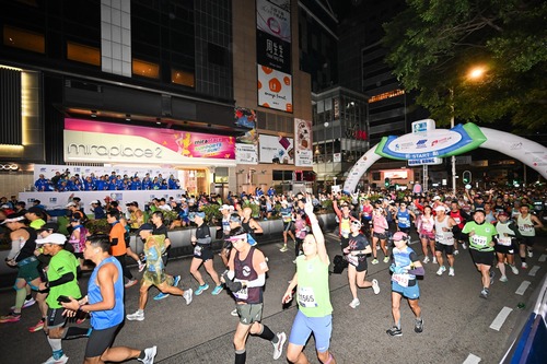 Cool runners! Thousands of athletes, including around 15,000 runners from more than 100 countries and regions, braved chilly conditions to compete in the annual Standard Chartered HK Marathon @schkmarathon yesterday (Feb 9). Kenyans dominated the men’s marathon with Bethwell Kipkemboi Rutto finishing first while Volha Mazuronak of Belarus won the women’s race. In the half marathon, local runners completed a sweep of the podium positions. Congratulations to all the winners. 👏👏  Results: 🏆Marathon Winners:  Bethwell Kipkemboi Rutto (Men, Kenya, 2:11:13) Volha Mazuronak (Women, Belarus, 2:27:00) 🏆Half Marathon Winners: Vincent Lam (Men, Hong Kong, 1:07:38) Yiu Kit Ching (Women, Hong Kong, 1:15:09) 🏆10km Winners:  Liu Ai Yan (Men, Mainland China, 0:30:16) Tsang Hiu Tung (Women, Hong Kong, 0:35:16)  數萬名運動員，包括來自超過100個國家和地區約 15,000 名跑手，昨天（2 月 9 日）在清涼天氣中參加年度盛事 #渣打香港馬拉松。肯亞選手在男子馬拉松賽事中佔盡優勢，由魯托勇奪第一名，而來自白俄羅斯的馬祖羅納克贏得女子組冠軍；本地選手在半馬比賽中囊括男女子組冠軍，恭喜所有得獎者。👏👏  結果公布： 🏆全馬全場冠軍： 魯托（男子組，肯雅，2小時11分13秒） 馬祖羅納克（女子組，白俄羅斯，2小時27分00秒） 🏆半馬冠軍： 林穎璋（男子組，香港，1小時7分38秒） 姚潔貞（女子組，香港，1小時15分09秒） 🏆十公里賽冠軍： 劉艾岩（男子組，中國內地，30分16秒）  #hongkong #brandhongkong #asiasworldcity #dynamichk‬ #schkmarathon  #megaevents #megaHK‬  #香港 #香港品牌 #亞洲國際都會 #活力澎湃 #渣打馬拉松 #盛事之都 #盛事香港