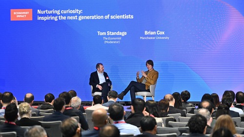 Renowned physicist, author and TV presenter Prof. Brian Cox headlined the 5th Annual Technology for Change Asia in Hong Kong (Mar 12-13), which featured some 70 expert speakers and over 570 industry leaders and policymakers from around the world. Organised by @theeconomistevents_ , the event explored opportunities and challenges of the transformative power of emerging technologies for business and societal advancement. Speaking on Day 2 of the event, Prof. Cox emphasised the importance of “playing” when addressing the theme of “Nurturing curiosity: inspiring the next generation of scientists”.   第五屆「#亞洲科技變革峰會」3月12至13日在香港舉行，雲集逾70位講者，包括著名物理學家、作家及電視節目主持人布萊恩•考克斯教授（Prof. Brian Cox），還有超過570位來自世界各地的業界領袖和決策制定者參加。這個年度會議由經濟學人影響力策劃，探討新興科技為商業和社會進步所帶來的變革力量，以致相關挑戰和機遇。布教授參與次日的重點訪問環節，強調適時玩樂對培育好奇心的重要性。  #hongkong #brandhongkong #asiasworldcity #megaevents #megaHK #EconTechforChange #TheEconomist #Technology #Innovation #香港 #香港品牌 #亞洲國際都會 #盛事之都 #盛事香港 #經濟學人 #科技 #創新