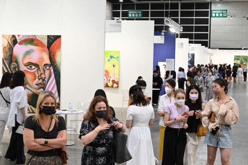 Hong Kong's back on the global art stage! The largest Art Basel Hong Kong in recent years is set to be held at the Hong Kong Convention and Exhibition Centre next year (Mar 23-25), featuring 172 galleries from 32 countries/territories, including 21 first-time exhibitors. Curated by Alexie Glass-Kantor, the fair’s Encounters sector dedicated to large-scale works returns next year too. Stay tuned for more details. https://lnkd.in/fP2QgJT #hongkong #brandhongkong #asiasworldcity #artsandculture #artbasel