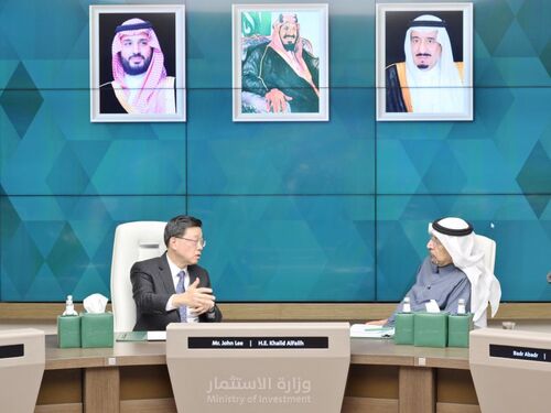 In a major move to forge closer bilateral ties with Saudi Arabia, a total of 6 MoUs (Memoranda of Understanding) and Letters of Intent were signed by a high-level business delegation led by Hong Kong SAR Chief Executive John Lee in Riyadh on Feb 5, the first day of a 6-day visit to the Middle East. They cover areas such as finance, innovation and technology, business, transport and energy, to seize on the tremendous opportunities arising from Hong Kong's advantageous position as a global financial centre and gateway to Mainland China under the "One Country, Two Systems" principle.  https://lnkd.in/gZKXNJRG https://lnkd.in/gpBbFcki https://lnkd.in/gk3vt2NP   #hongkong #brandhongkong #asiasworldcity #SaudiArabia #BusinessOpportunities #GBA 