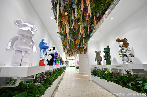 【玩味艺术：BE @ RBRICK 香港首展】

「BE @ RBRICK WORLDWIDE TOUR 3 」冲出日本，选址香港作为世界巡回展首站，在新落成的多维体验品牌艺术空间Artelli (至5月10日)展出日本艺术潮玩巨头MEDICOM TOY联乘100位创作人的多件BE @ RBRICK作品。会场布置为艺术花园，配合优雅的香氛与悠扬音乐渗透每个角 ​