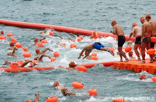 【跃在维港🏊】今年新世界维港泳（11月12日）约有3,000名参赛者，包括参加重设“国际组”的海外顶尖泳手，以及新增粤港澳大湾区组别，由湾仔至尖沙咀的赛道，全程约1公里。男子国际组赛事由来自日本的古畑海生以14分43.9秒封王，女子国际组由同样来自日本的加藤花野以15分46.3秒称后。恭喜所有健儿！ ​