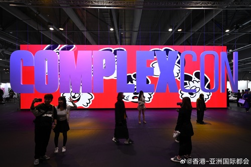 首场#ComplexCon香港#（3月22日至24日）于亚洲国际博览馆圆满举行，活动汇聚极具特色的流行文化展览、各式娱乐节目，以及多位国际知名的潮流艺术家，更有现场演唱会，表演嘉宾包括饶舌歌手21 Savage、多位AOMG旗下歌手、3Cornerz和一众亚洲新晋嘻哈歌手，让出席乐迷大饱耳福。为期3日的ComplexCon不单 ​