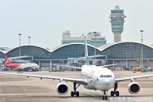 恭喜 @香港國際機場 荣膺2023年全球最繁忙货运机场！根据国际机场协会最新数据，香港国际机场去年处理约430万公吨货物，自2010年来第13次获选全球最繁忙货运机场。三跑道系统目标于2024年底完成，预计到2035年机场每年将可处理达1,000万公吨货物，进一步提升香港作为全球货运枢纽的竞争力。

了解更多 ​