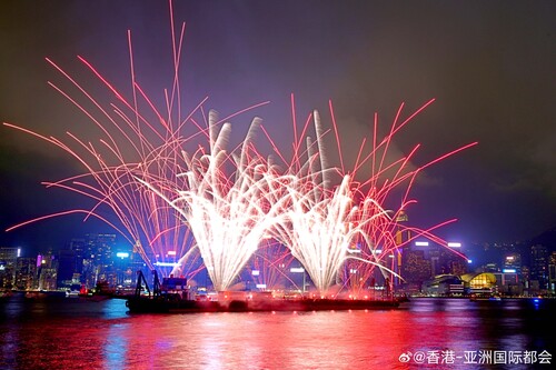 绚丽夺目的烟火表演昨夜（5月1日）闪耀维多利亚港，迎接内地“五一黄金周”假期。由五月起，在特定节日和大型活动期间，海上烟火及无人机表演会搭配“幻彩咏香江”进行，让市民和旅客感受香港夜景醉人之美。

了解更多：
http://t.cn/A6HvyLYo

#香港##香港品牌##亚洲国际都会##五一黄金周##烟火# ​
